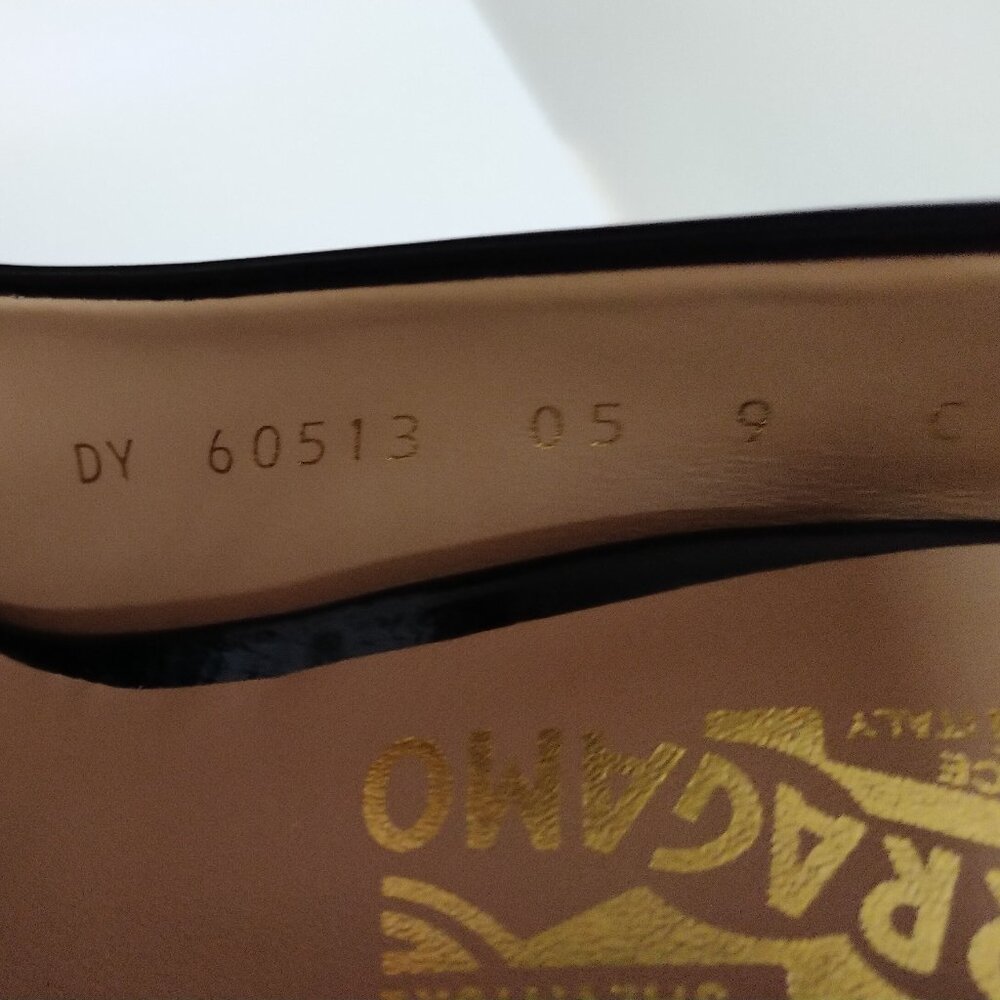 Ferragamo Clara 70 Black Patent Vara Bow Heels, like new - 9C fit like US 8M - Picture 13 of 15